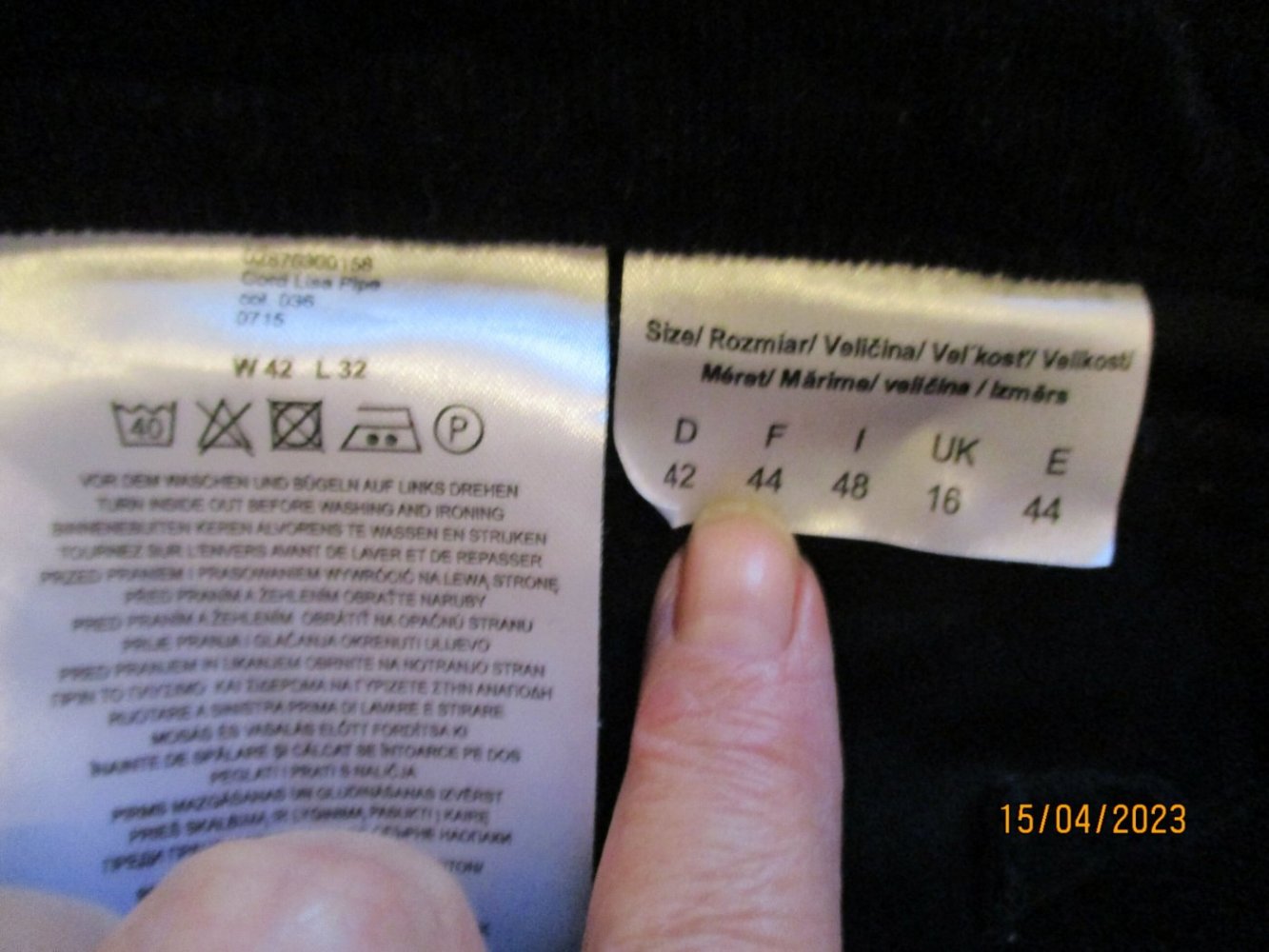 tiefschwarze Feinkordhose