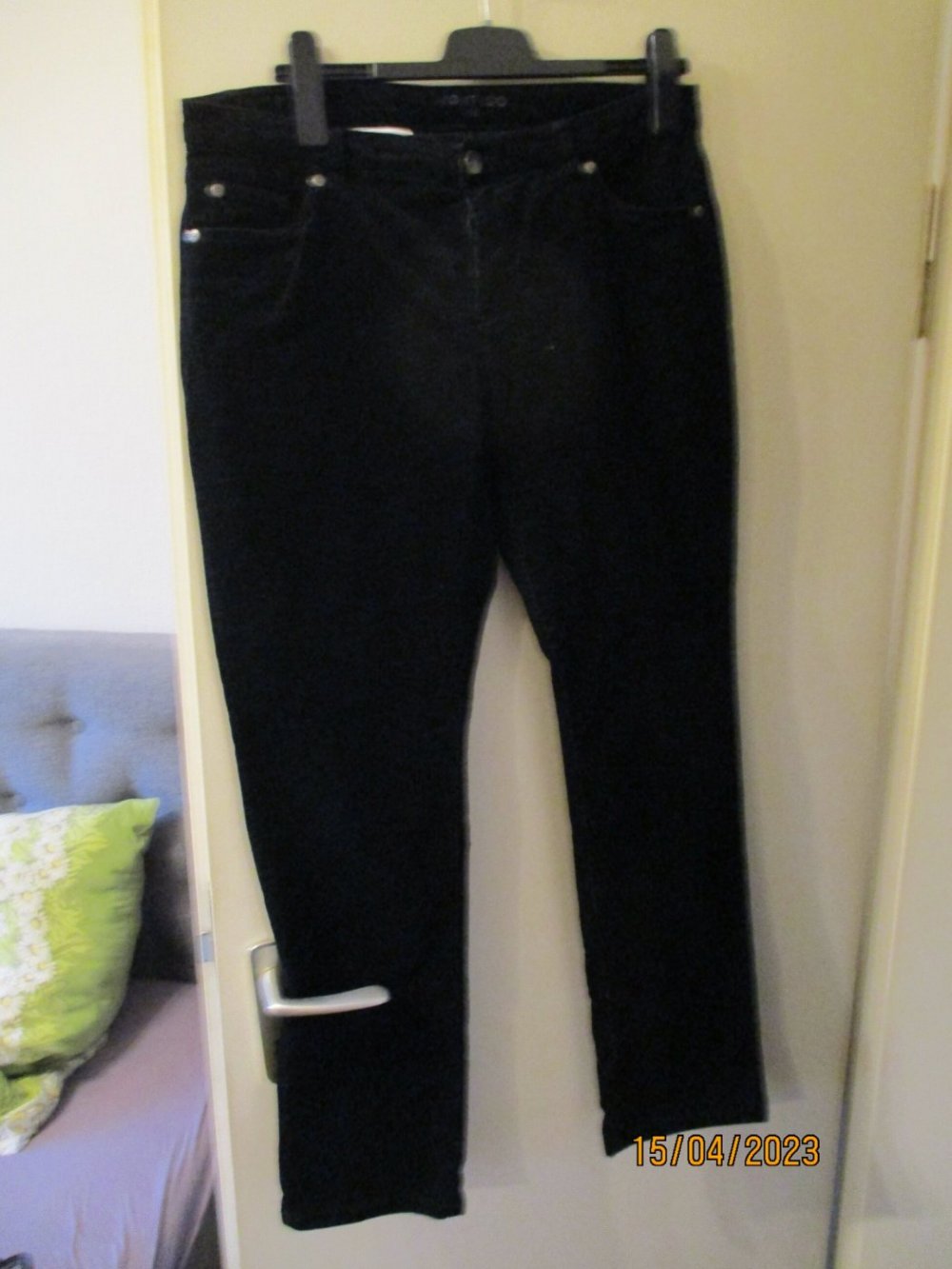 tiefschwarze Feinkordhose