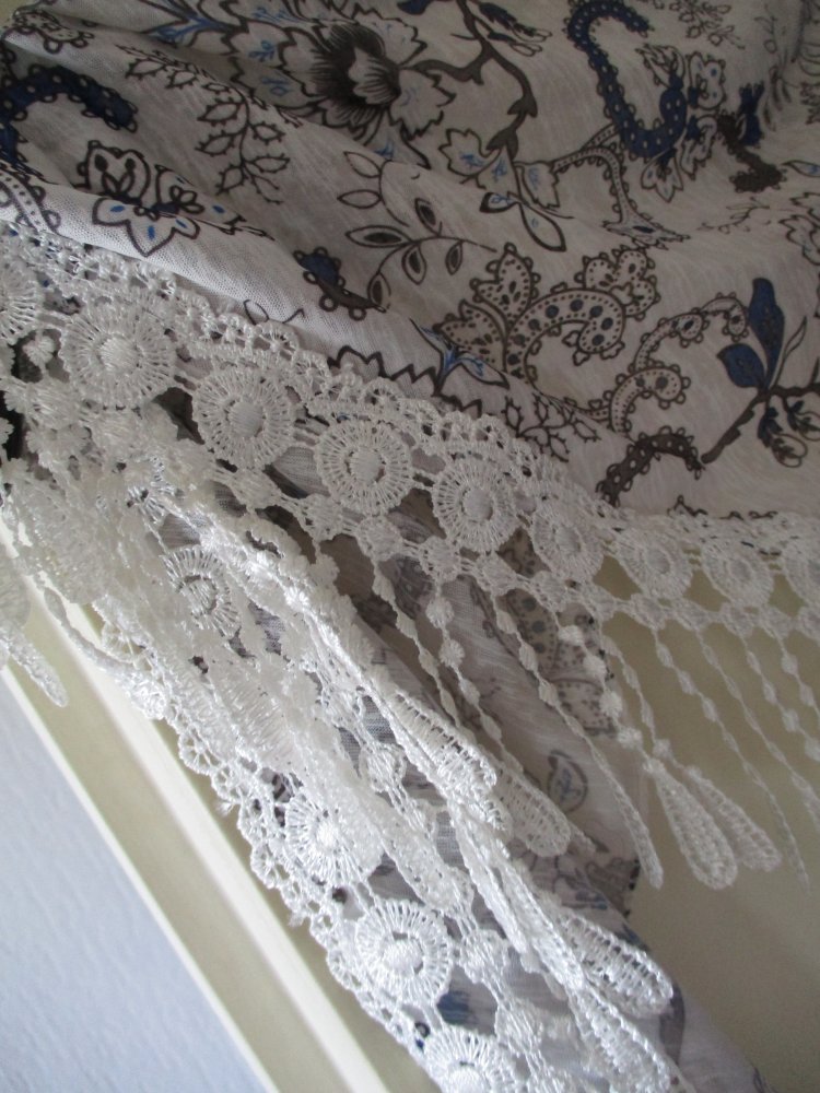 Dreiecks-Tuch mit Spitzensaum