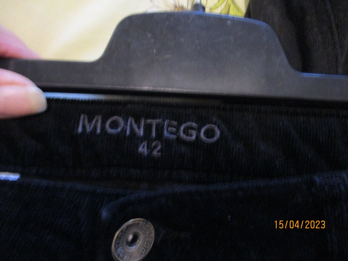 tiefschwarze Feinkordhose