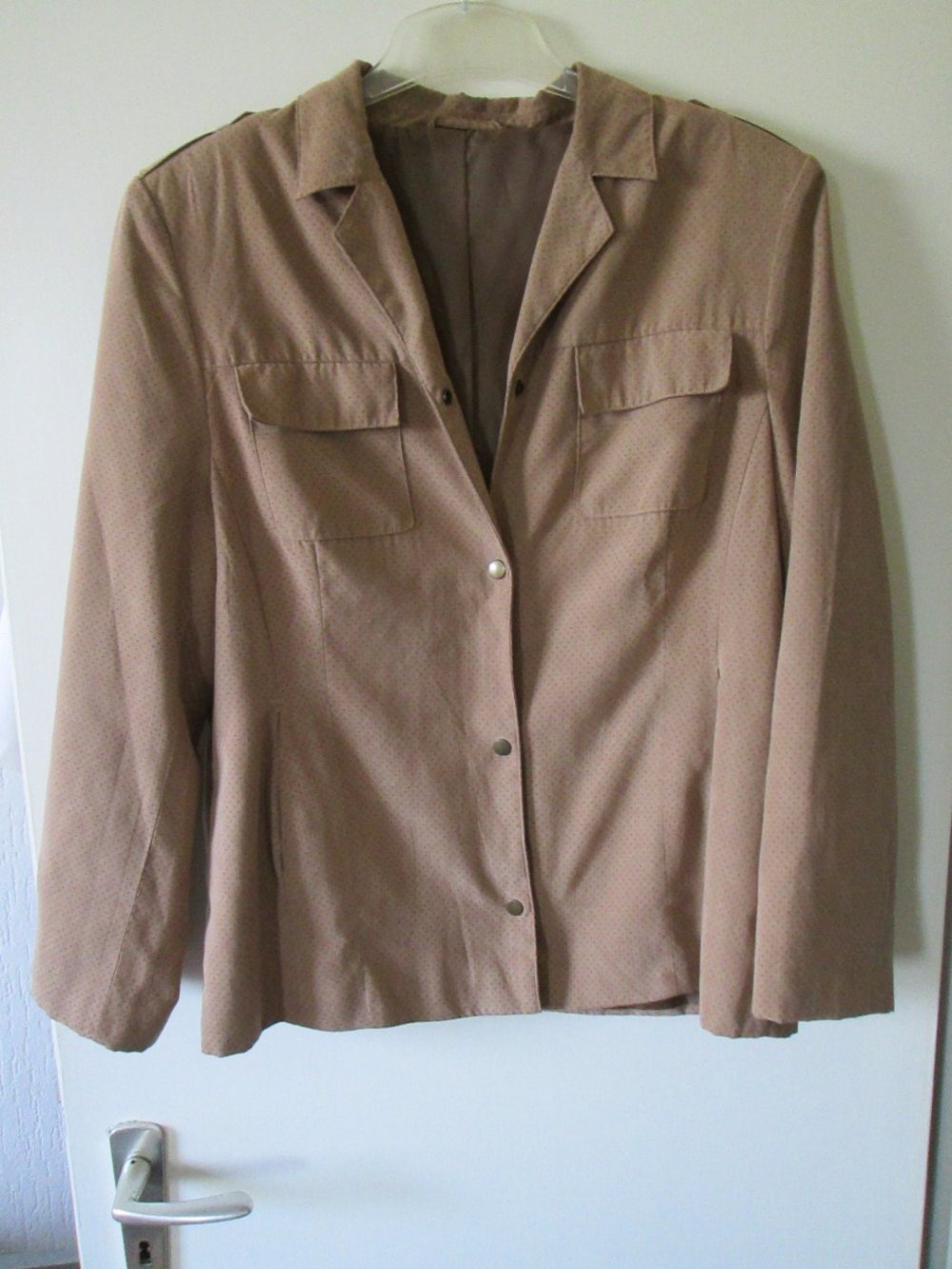 dünne Jacke mit Druckknöpfen