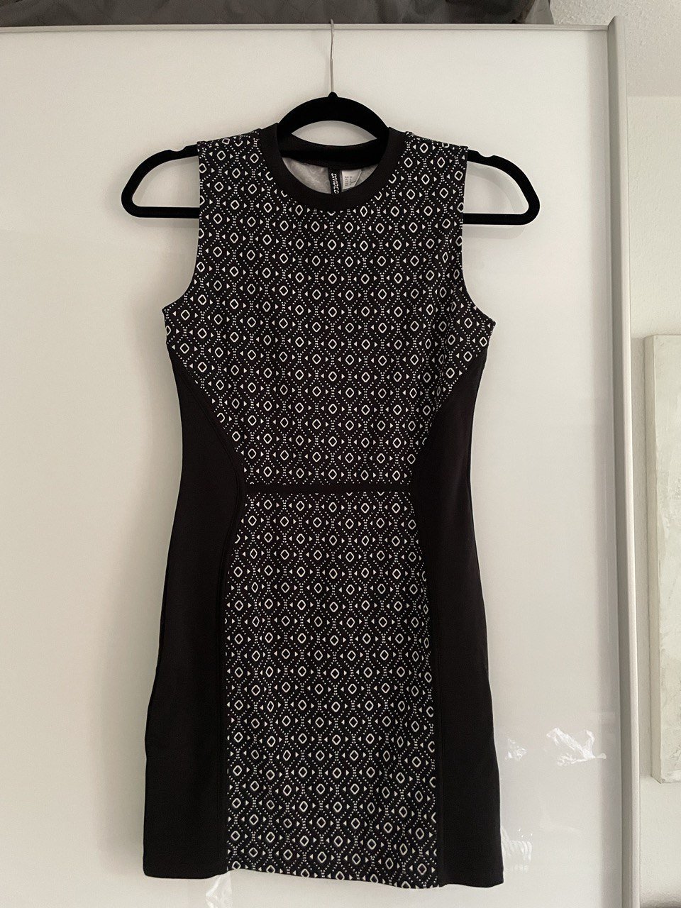 Figurbetontes kurzes Kleid