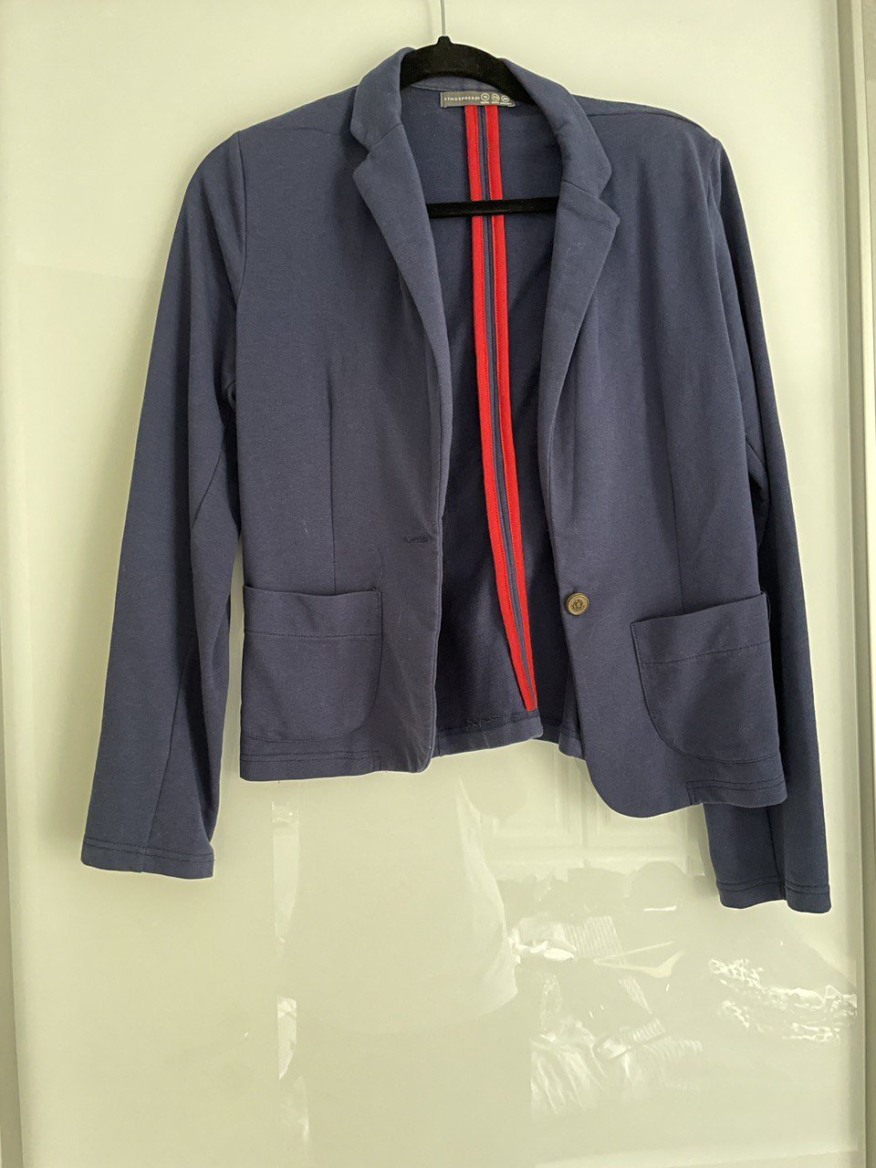 blauer Blazer mit zwei Taschen