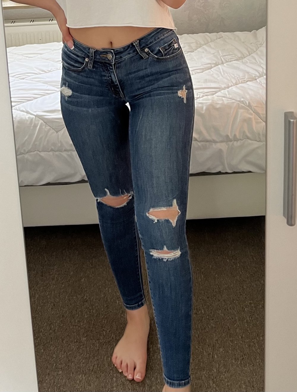 Super sitzende Hose mit Rissen.