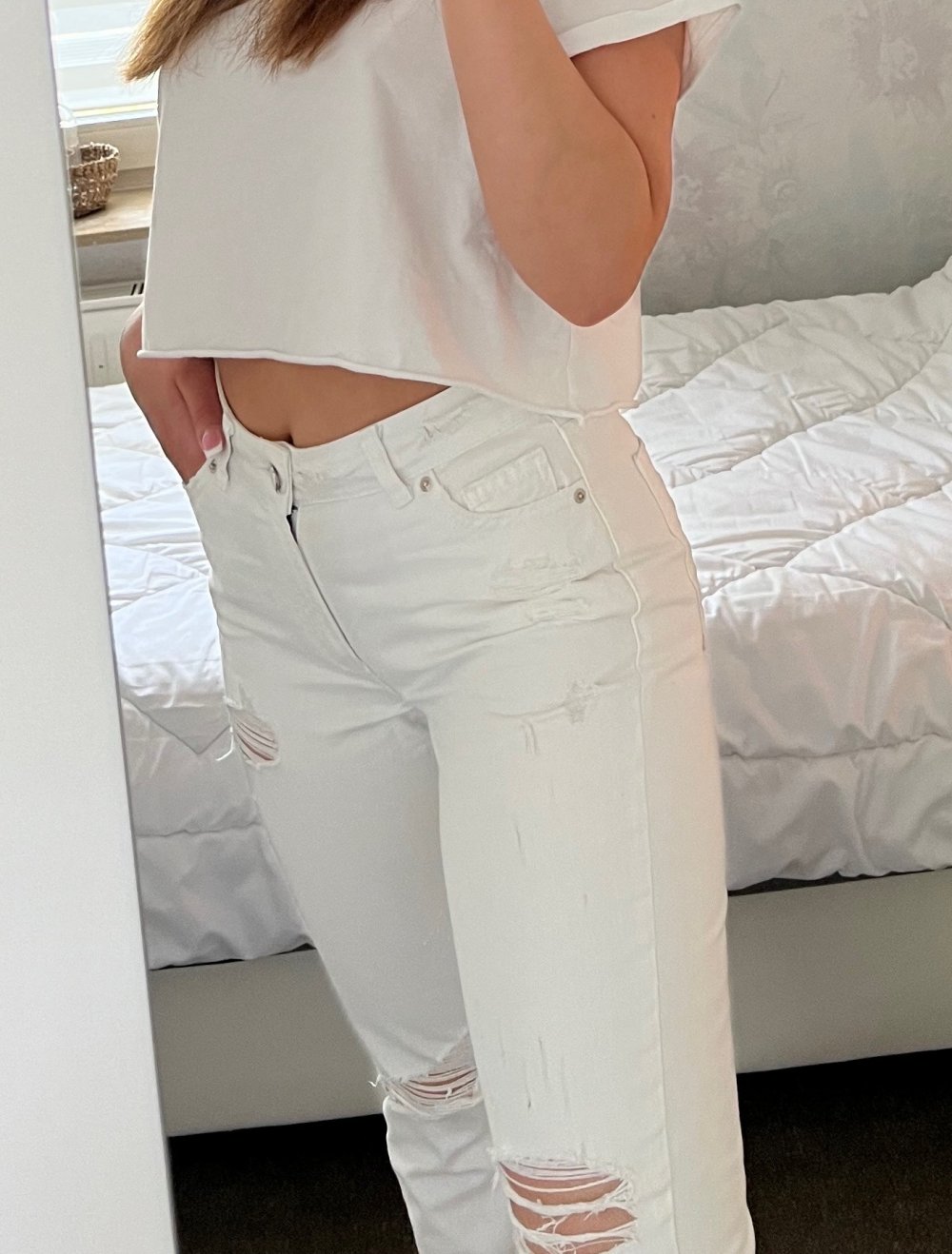 weiße Hose mit Rissen