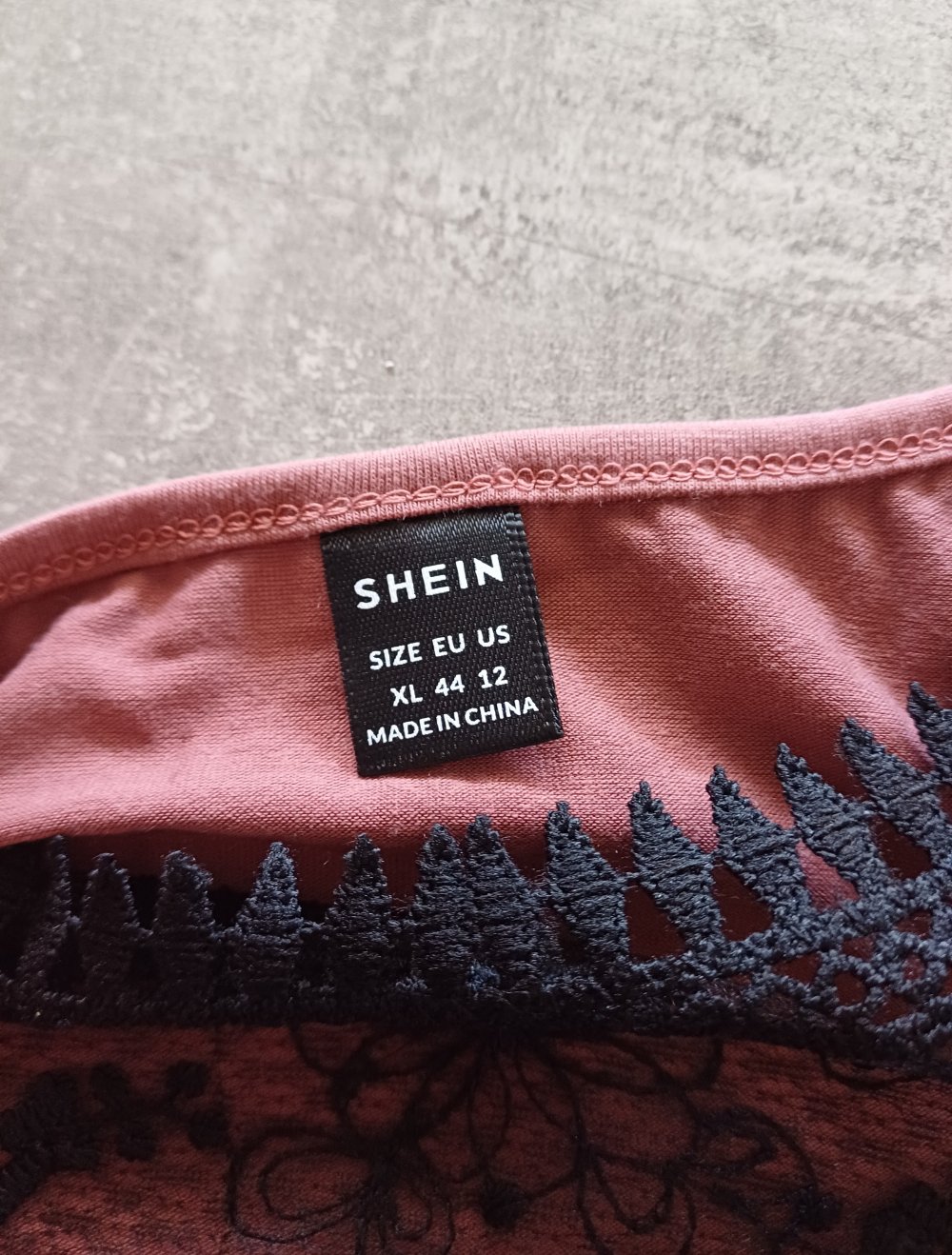 Top mit Spitzenbesatz