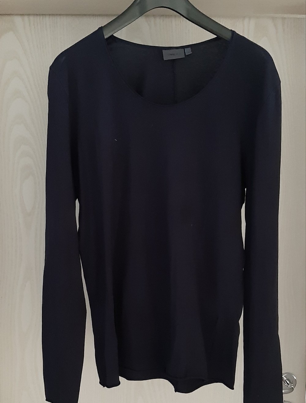 dunkelblaues Sweatshirt von Theo Turn in hot style