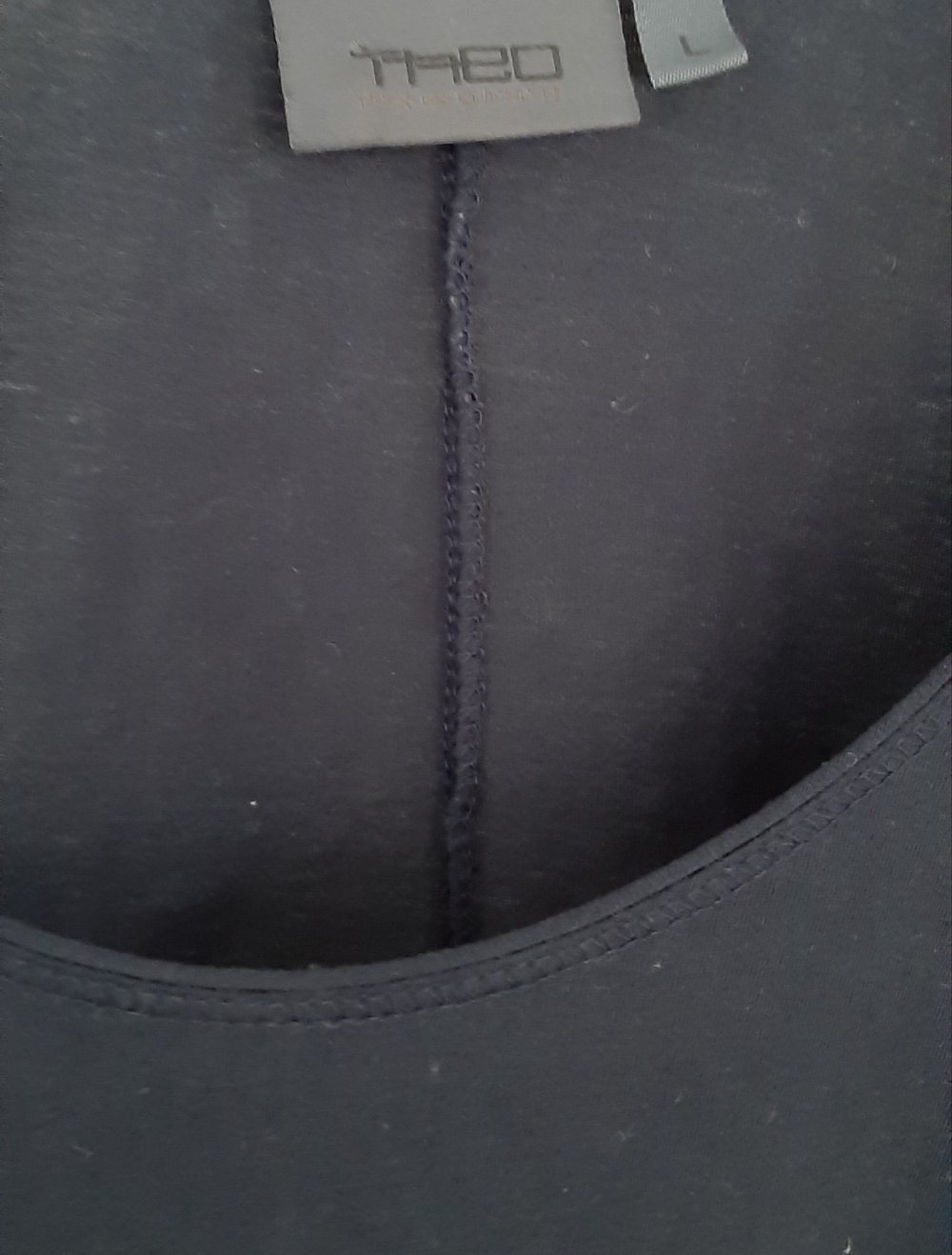 dunkelblaues Sweatshirt von Theo Turn in hot style