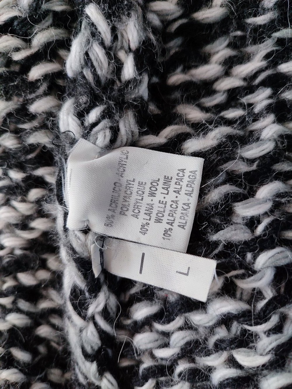 Grau-weiße Alpaka-Strickjacke