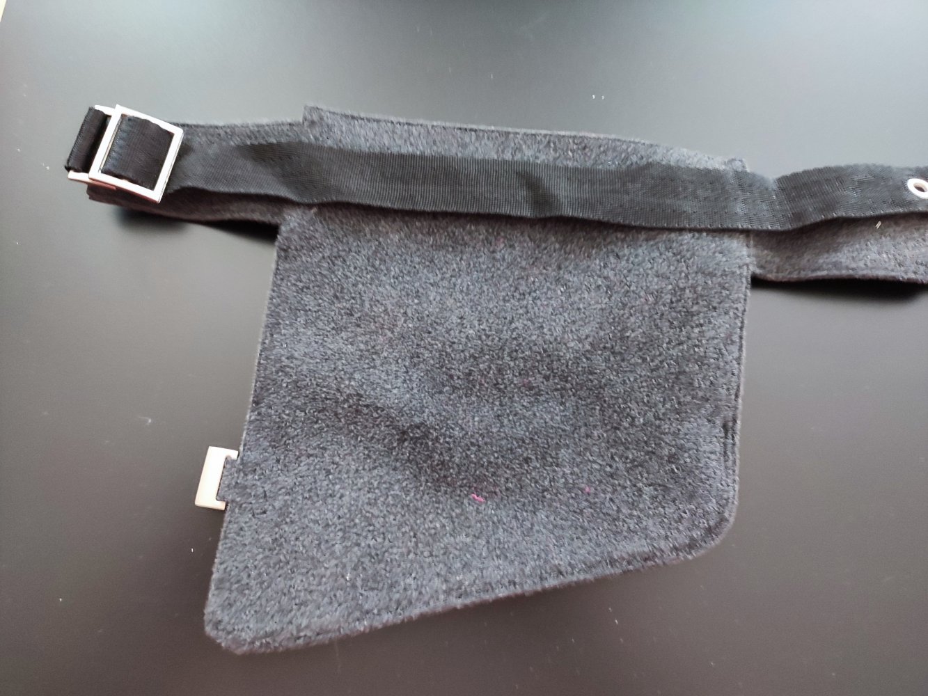 Gürteltasche aus festem, grauen Filz
