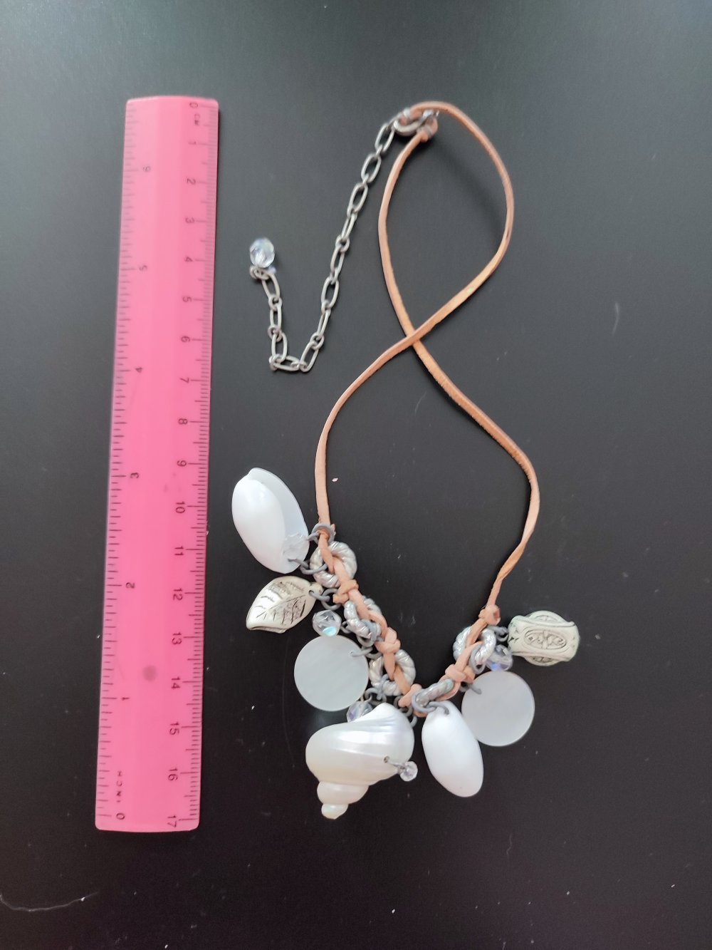 Lederarmband mit Muscheln