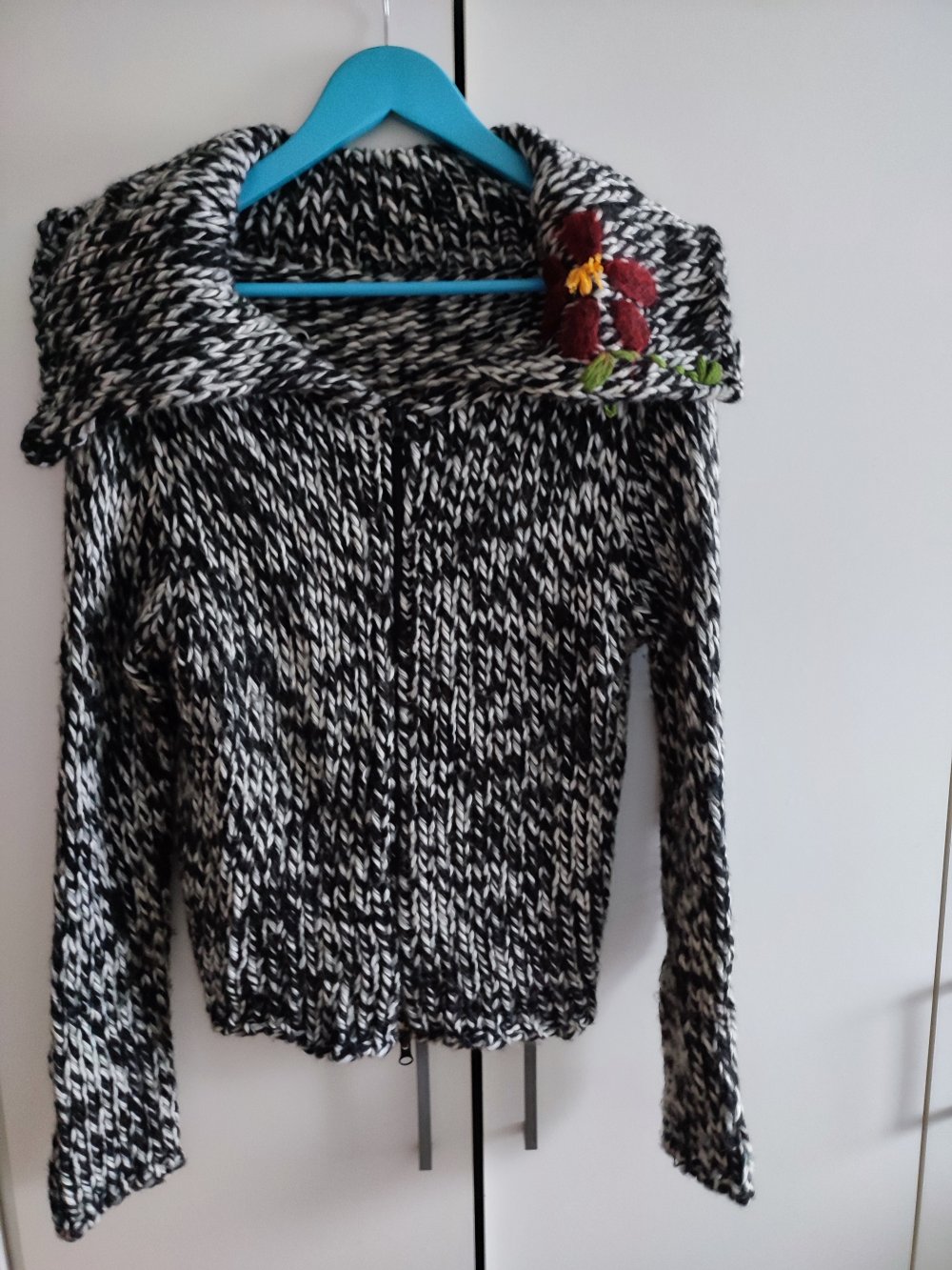 Grau-weiße Alpaka-Strickjacke