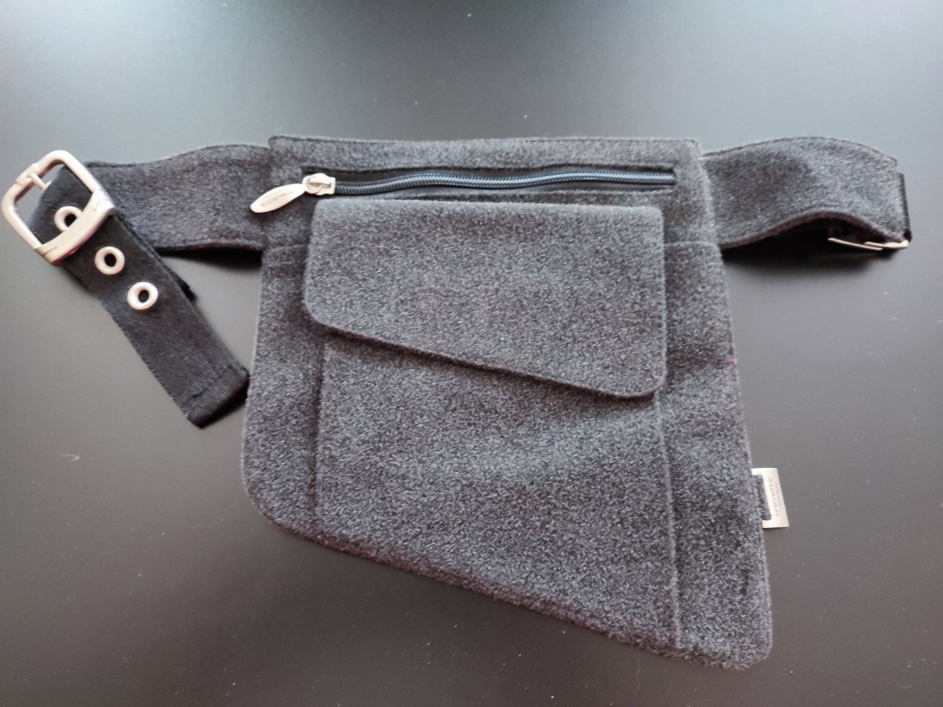 Gürteltasche aus festem, grauen Filz
