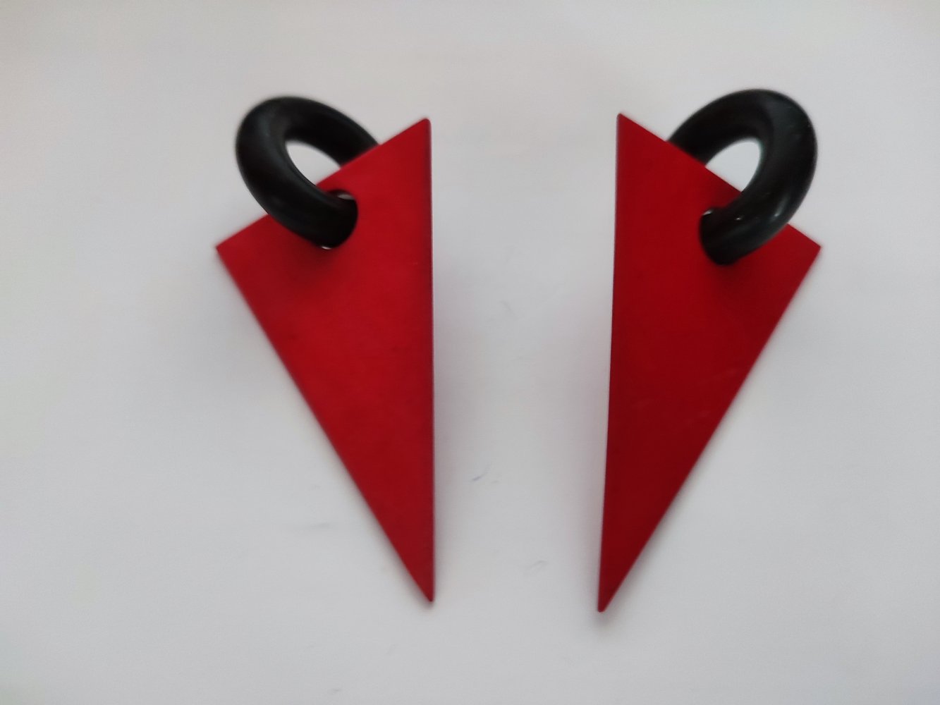 Zwei rote Ohrringe zum Klemmen