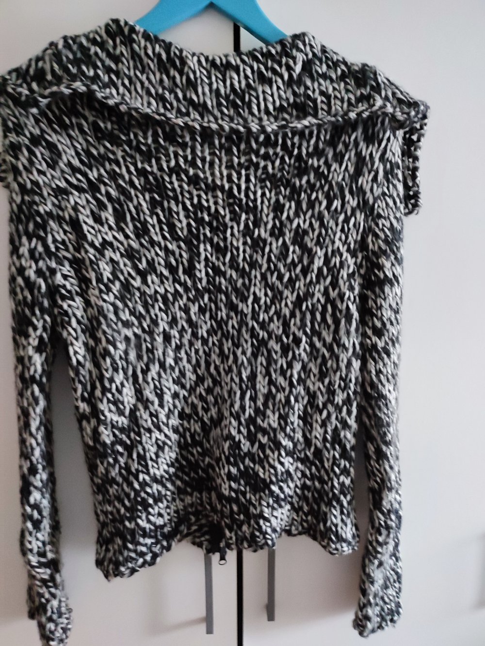 Grau-weiße Alpaka-Strickjacke