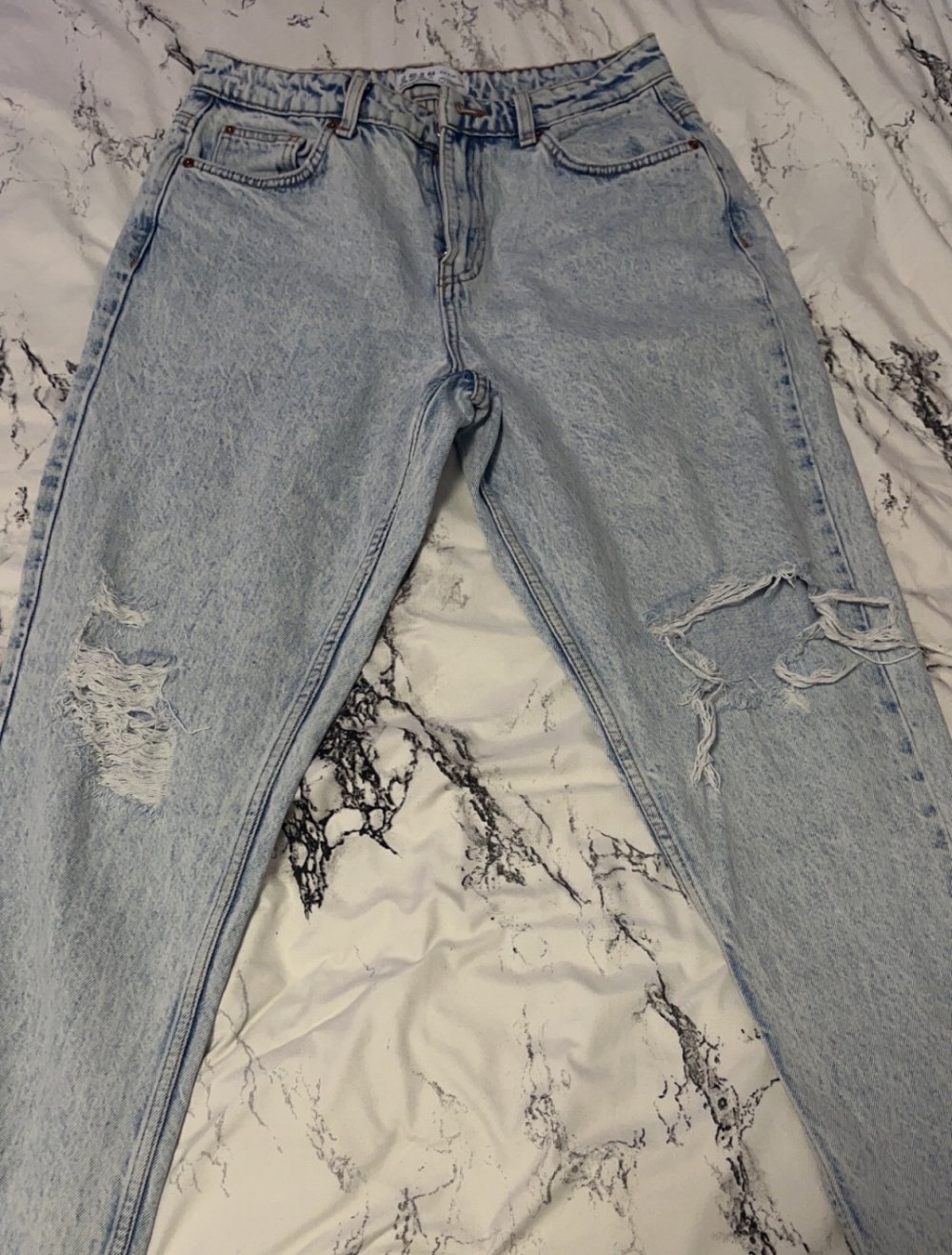 hellblaue jeans mit löchern