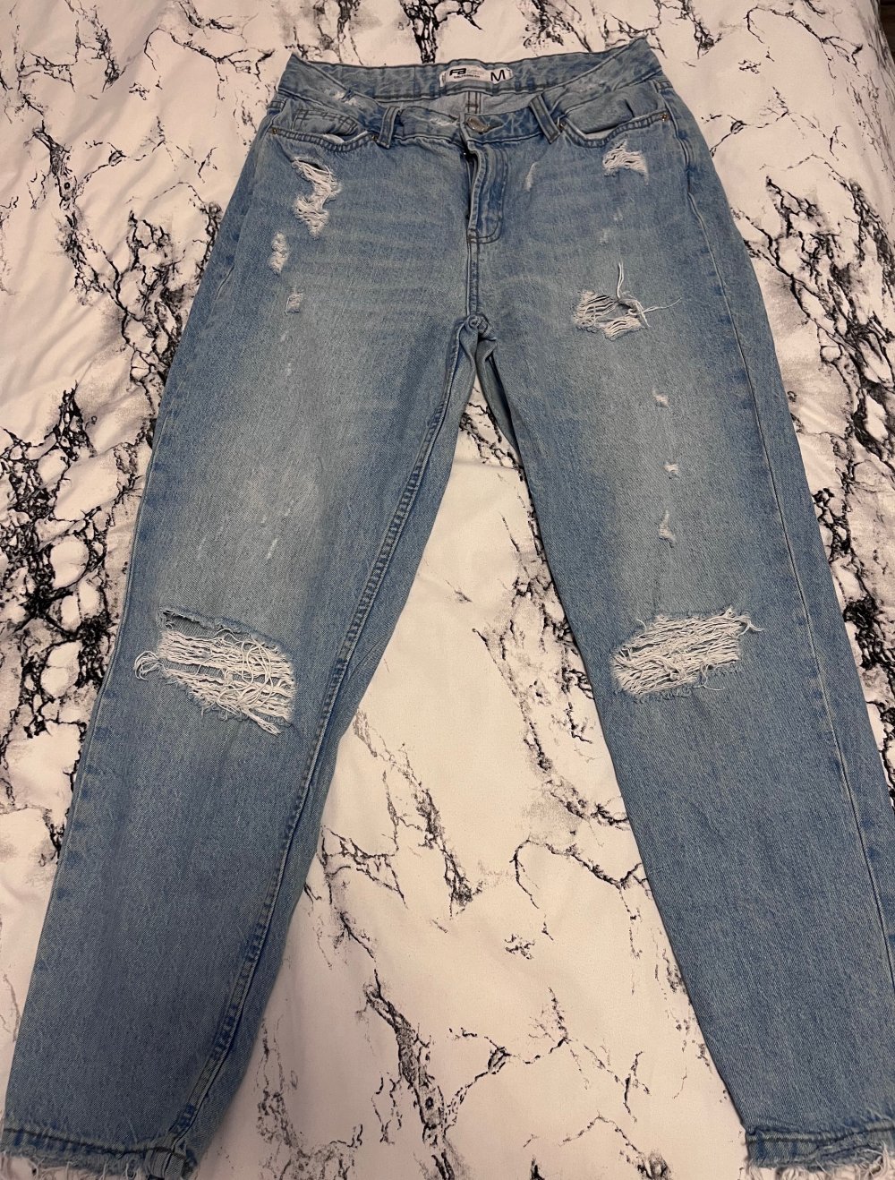 hellblaue jeans mit löchern