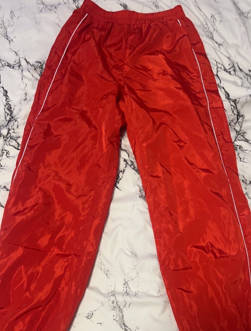 rote trackpants