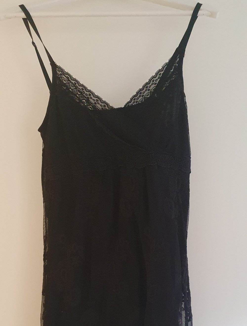 schwarzes kurzes Kleid mit Spitze