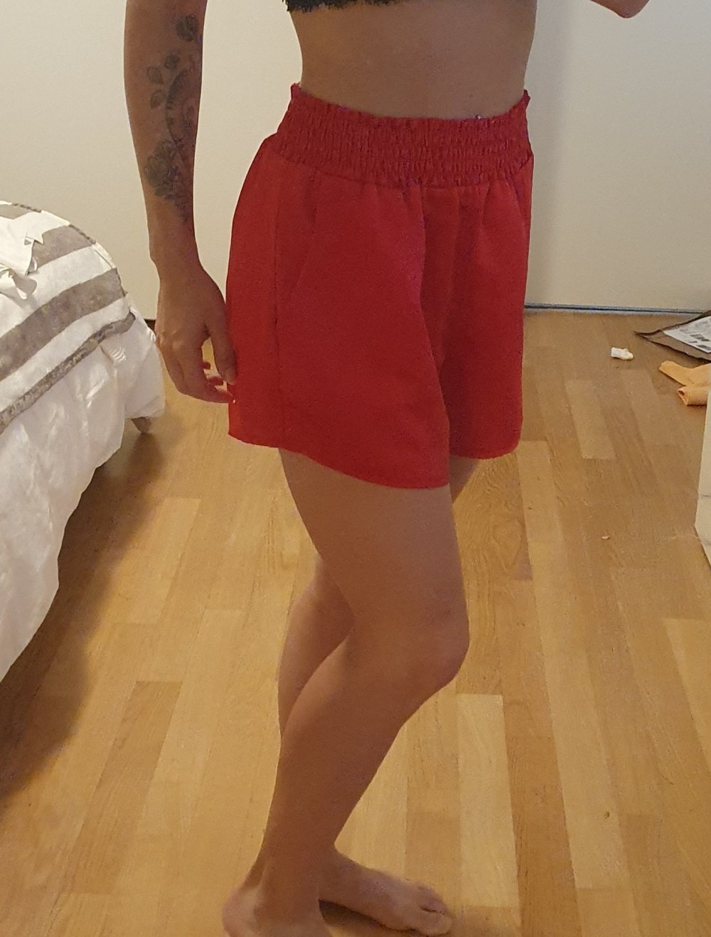 rote kurze Trainerhosen