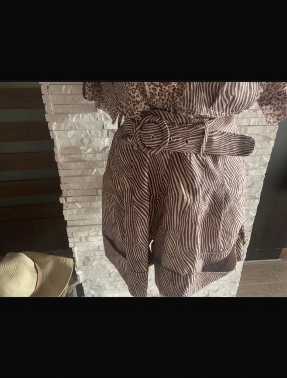 ein Satz Shorts mit einem Hemd mit Tiermotiv