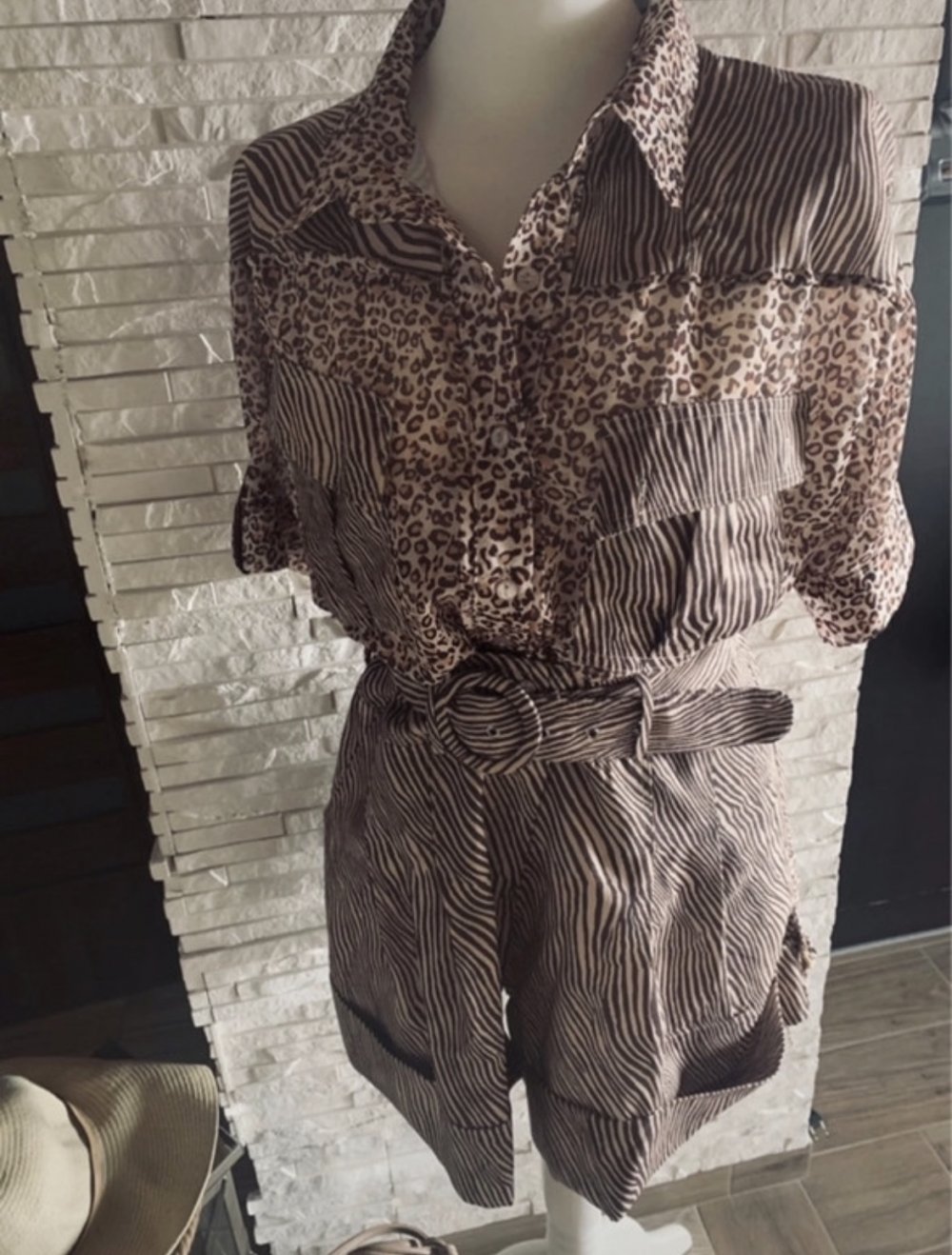 ein Satz Shorts mit einem Hemd mit Tiermotiv