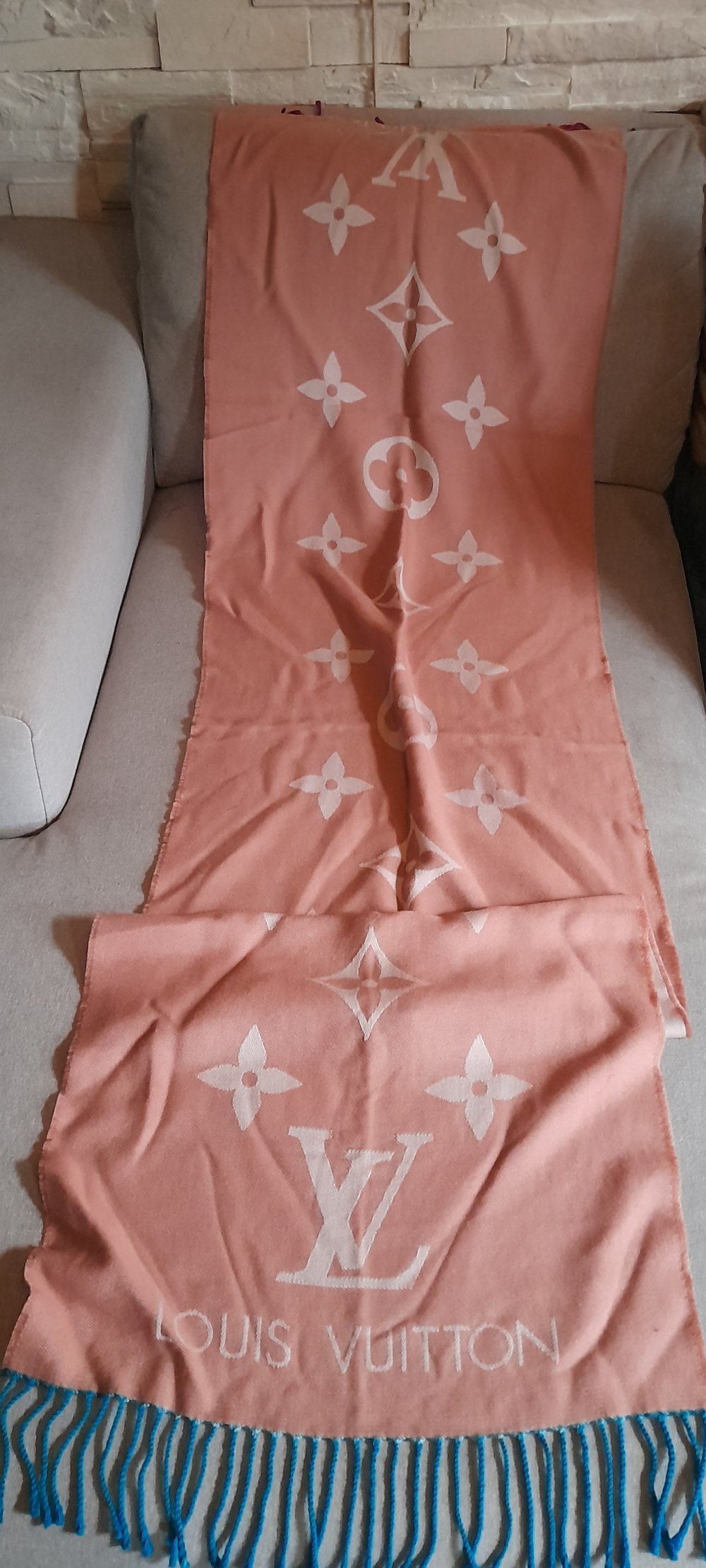 Schöner Schal Louis Vuitton.