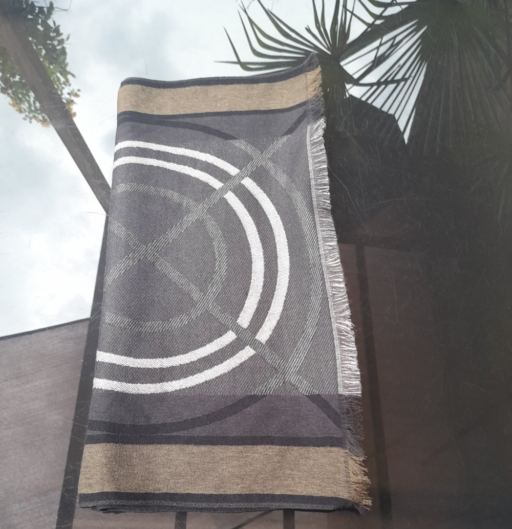 Schöner Schal aus 50% Seide und 50% Wolle