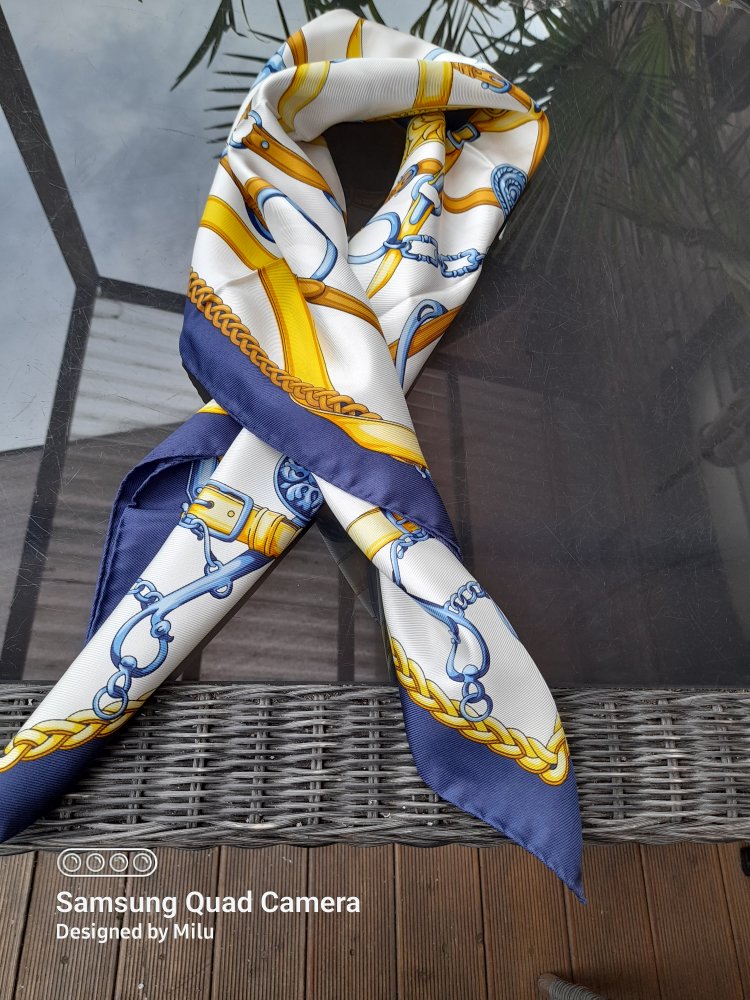 Schöner Schal aus 100% Seide