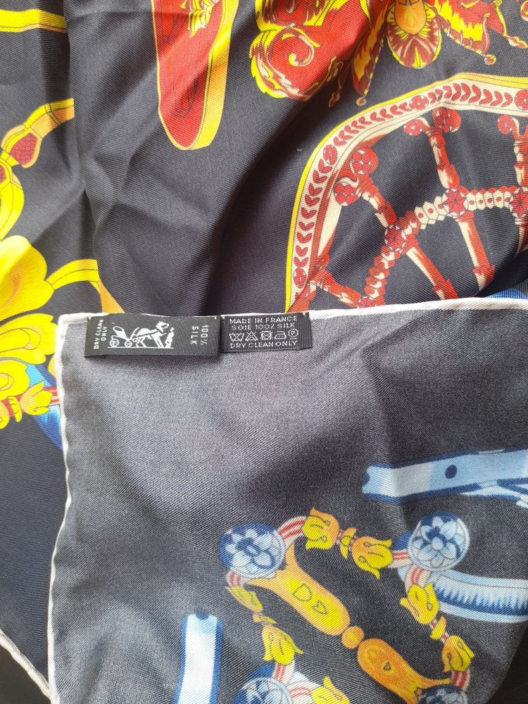 Schöner Seidenschal von Hermes Paris