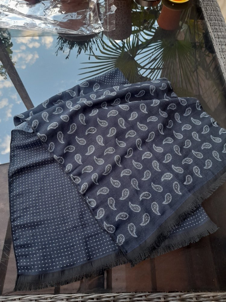 Schöner Schal aus 70% Baumwolle und 30% Mikro Faser