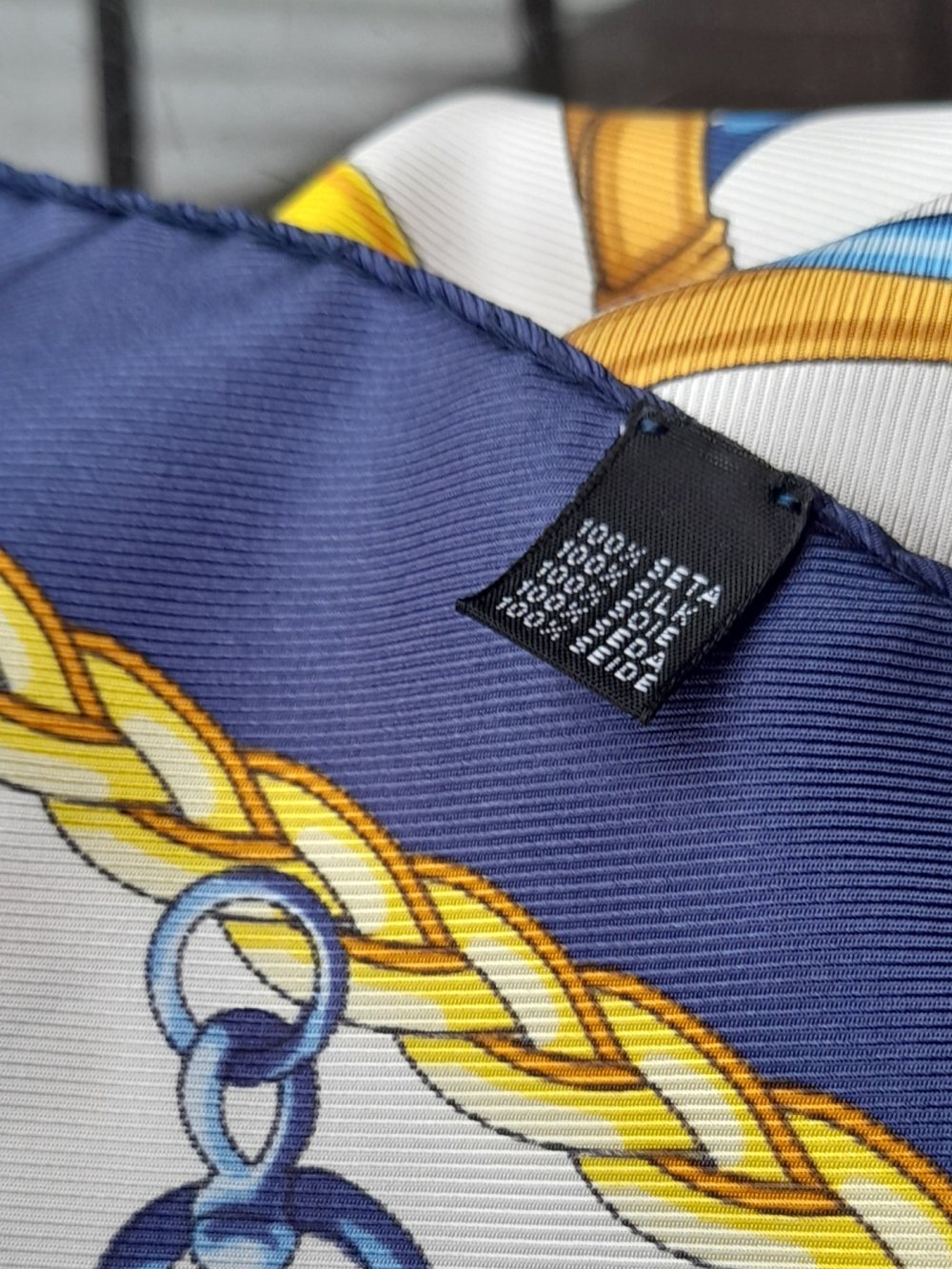 Schöner Schal aus 100% Seide