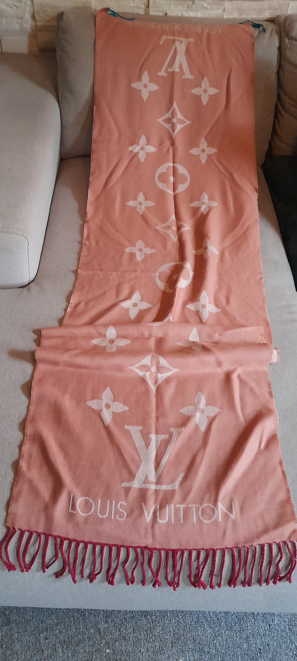 Schöner Schal Louis Vuitton.
