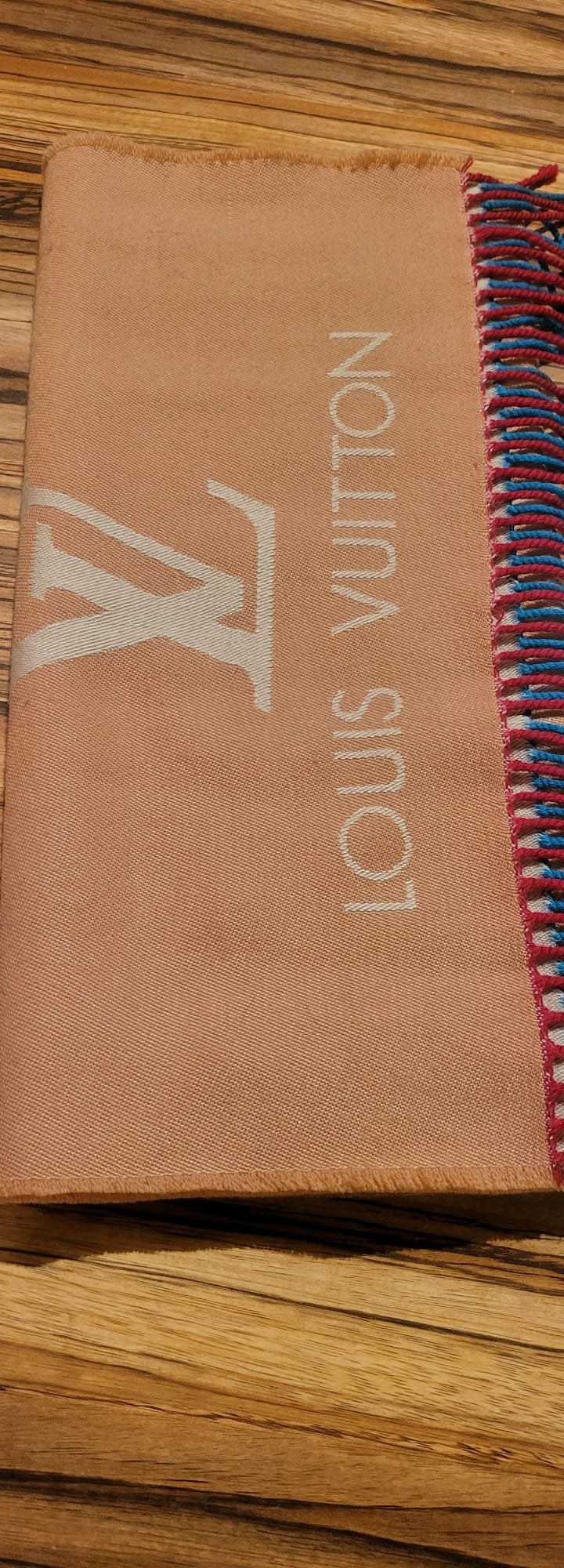 Schöner Schal Louis Vuitton.
