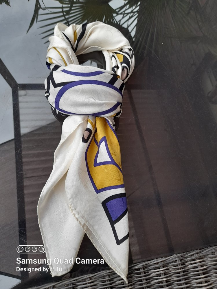 Schöner Schal von Bulgari