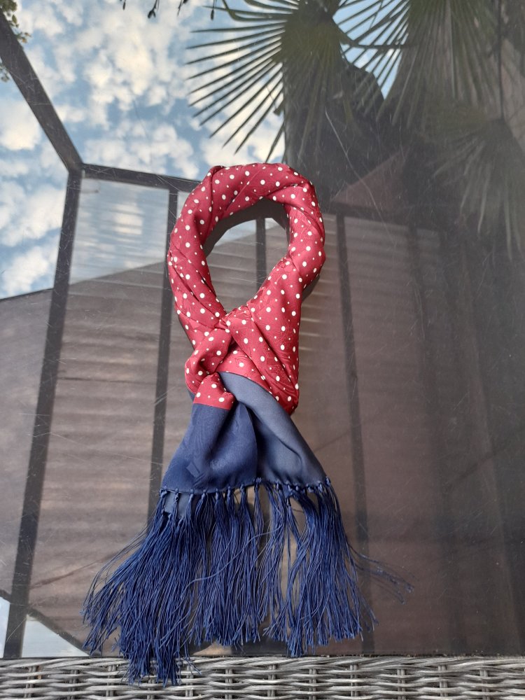 Schöner Schal aus 100% reiner Seide, handgemacht