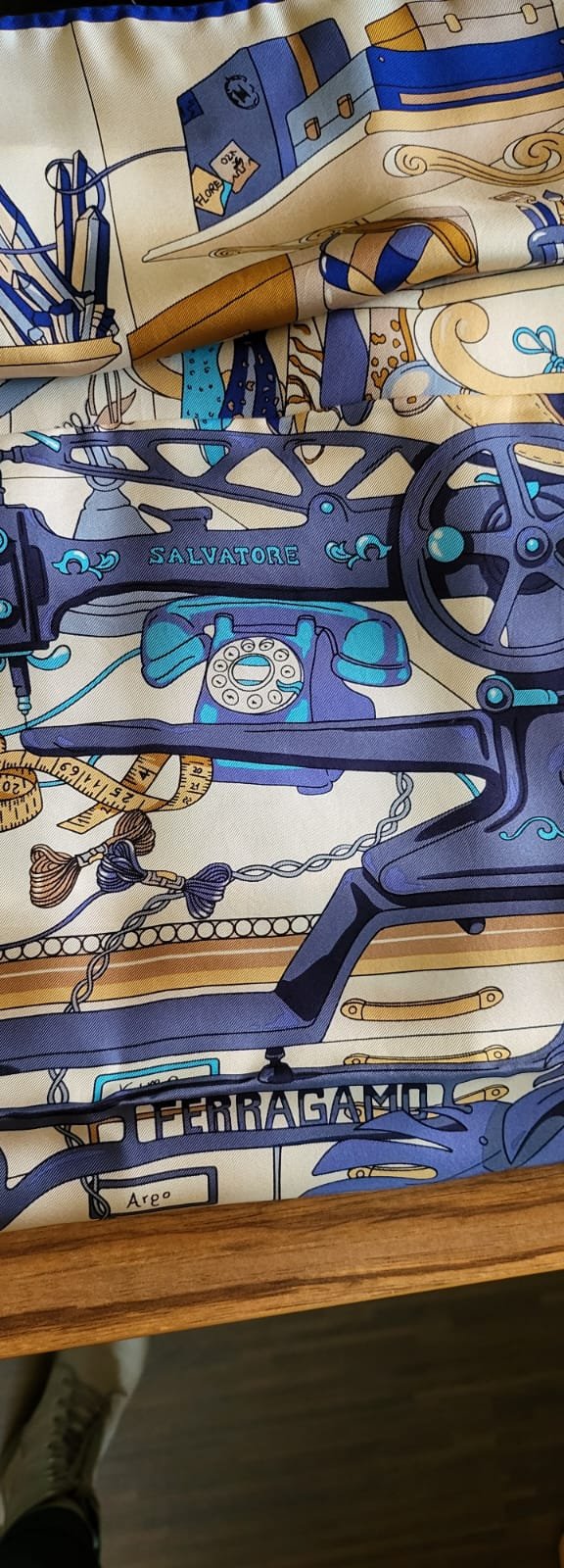 Seidenschal von Salvatore Ferrargamo