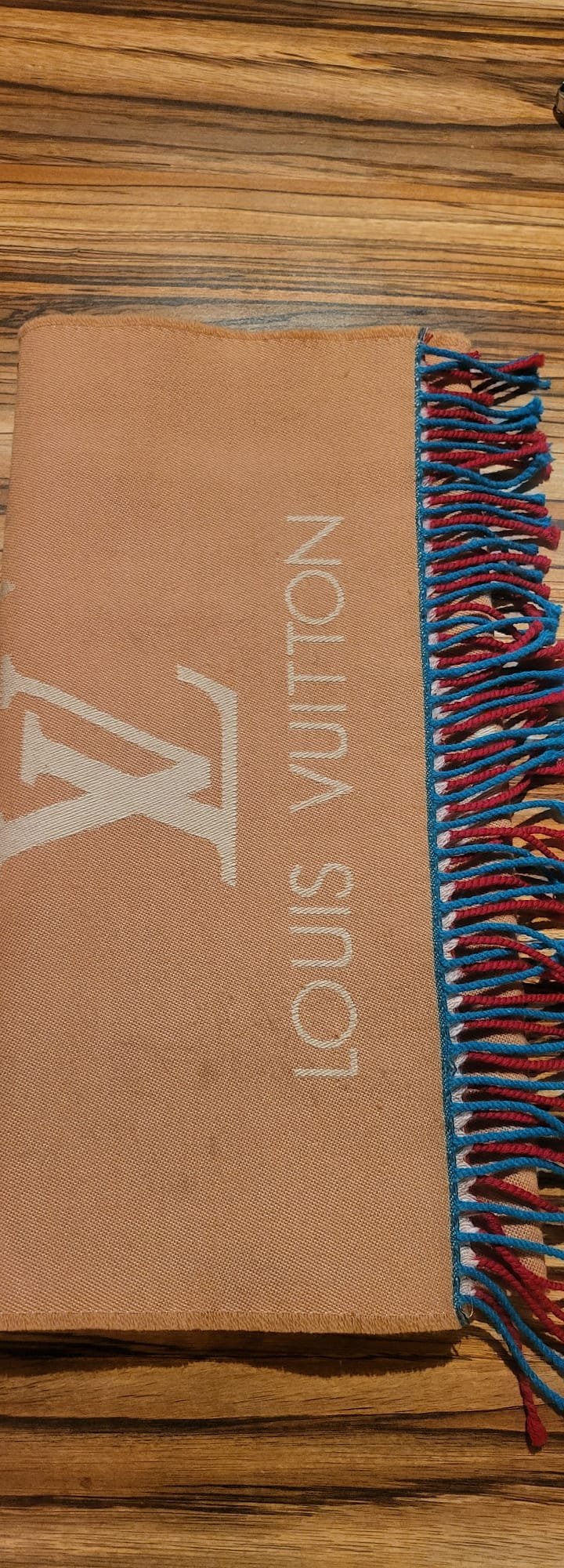 Schöner Schal Louis Vuitton.