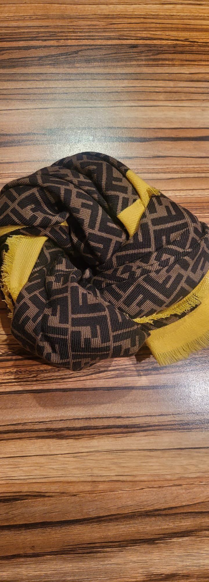 Schöner Schal von Fendi