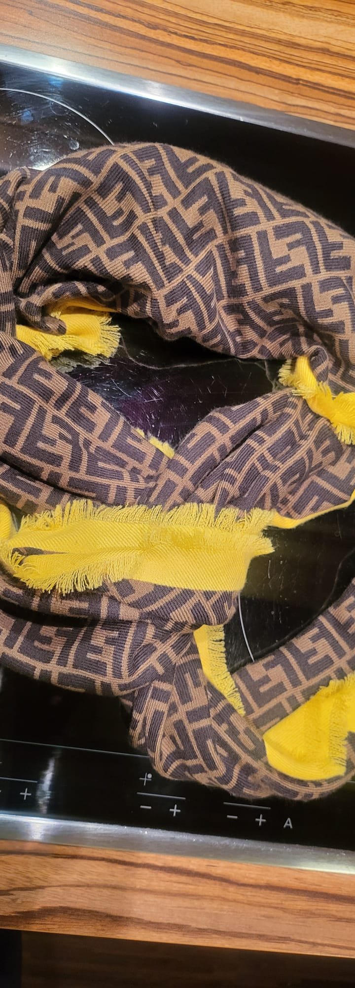 Schöner Schal von Fendi