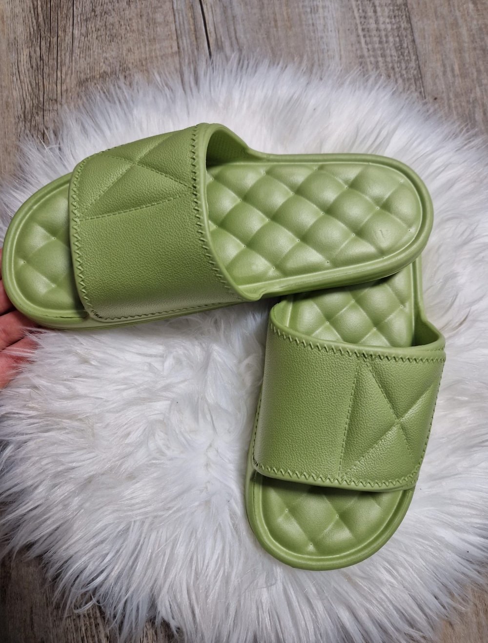 Grüne Sandalen/Latschen für den Sommer