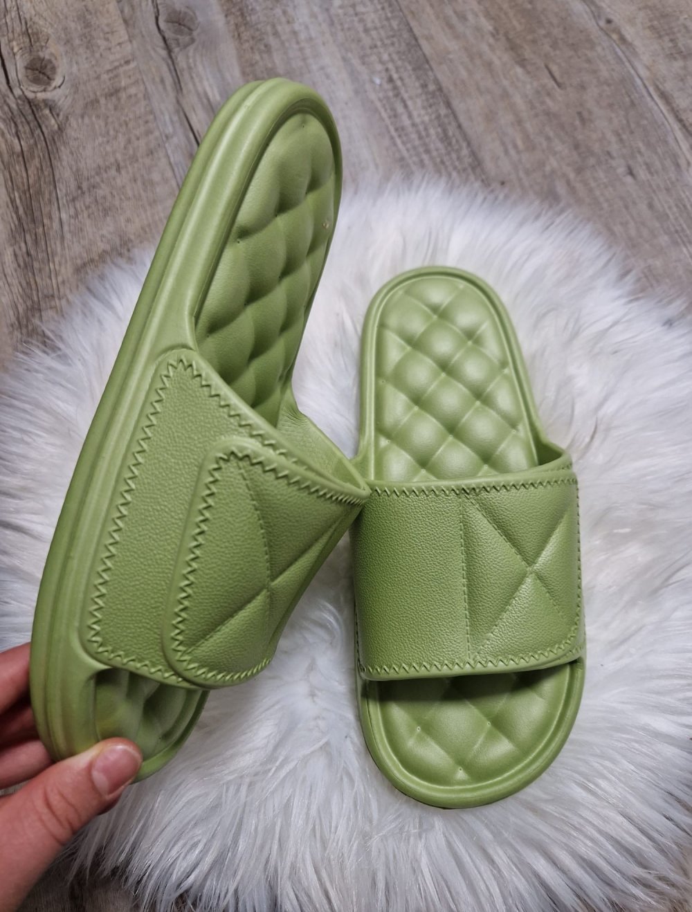 Grüne Sandalen/Latschen für den Sommer