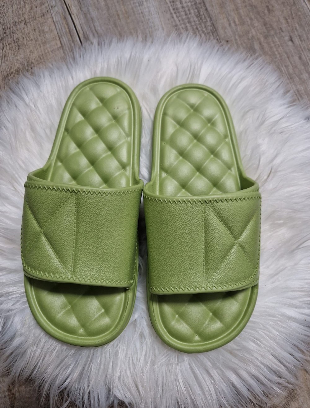 Grüne Sandalen/Latschen für den Sommer