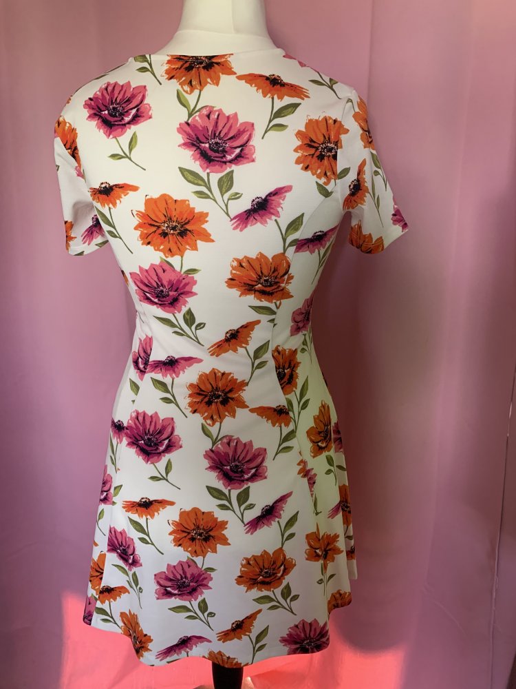 Kleid weiß mit Blumen von Divided, Größe 40