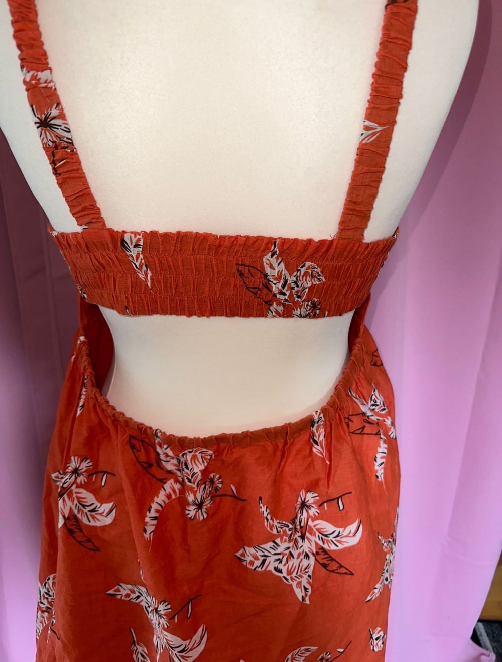 Oranges rückenfreies Sommerkleid, Größe 42