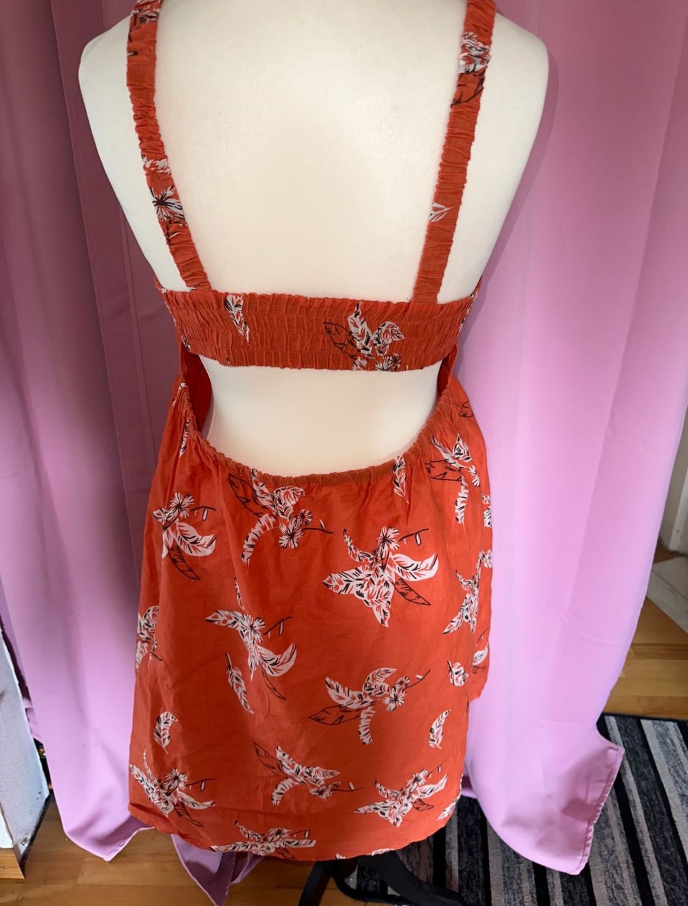 Oranges rückenfreies Sommerkleid, Größe 42