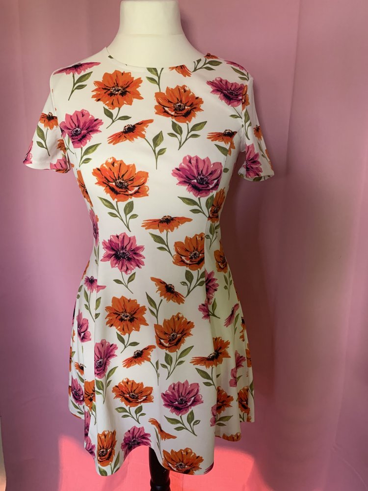 Kleid weiß mit Blumen von Divided, Größe 40
