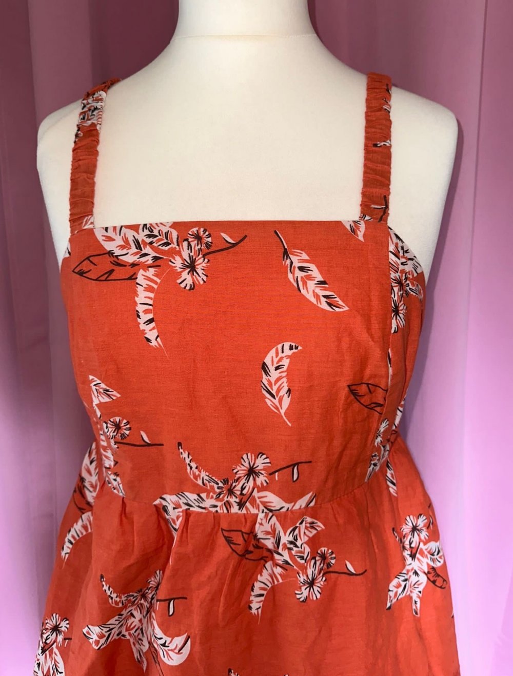 Oranges rückenfreies Sommerkleid, Größe 42