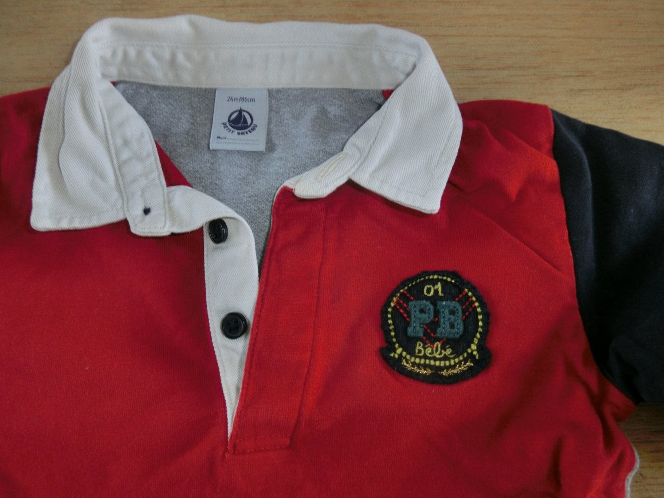 Petit Bateau - LA-Polo Poloshirt rot blau grau 24 Mon. Gr. 86 WIE NEU