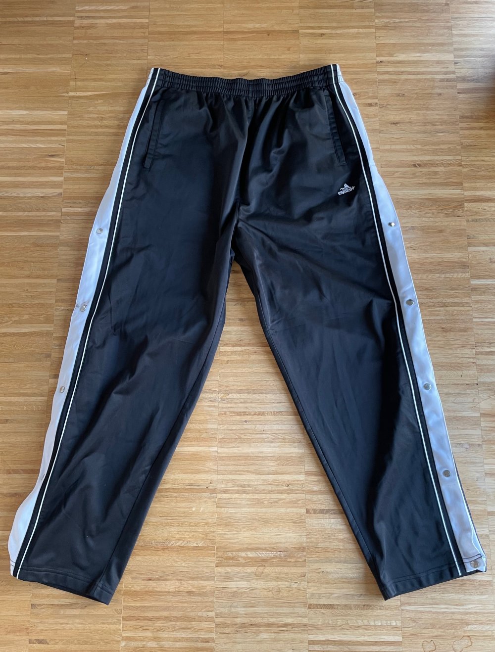 VIELFÄLTIGE SCHWARZE JOGGINGHOSE MIT DRUCKKNÖPFEN